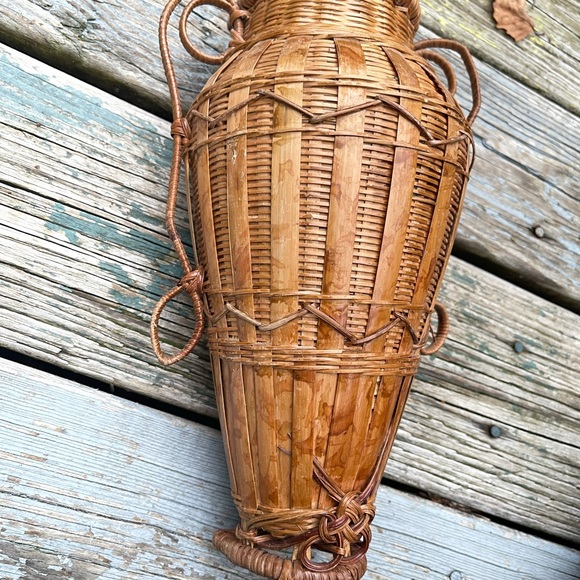 Retro Vintage Hanging Wicker Urn Shaped Wall Vase with Scrolling - Picture 2 of 13